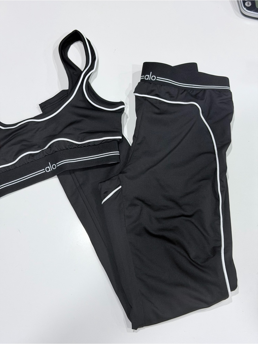 ALO Yoga Black Sports Bra and Legging Set with White Piping - Picture 2 of 6
